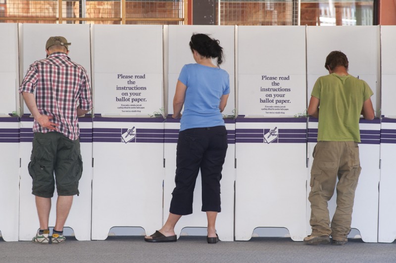 aec.gov .au People voting in Alice Springs